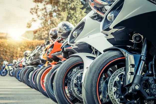 estacionamiento-grupal-motocicletas-calle-ciudad-verano